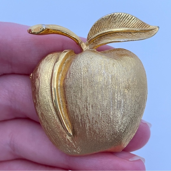 Vintage Heavy Gold Tone Autumn Fall Cottage Core Designer Apple Pin / Brooch - Picture 8 of 8